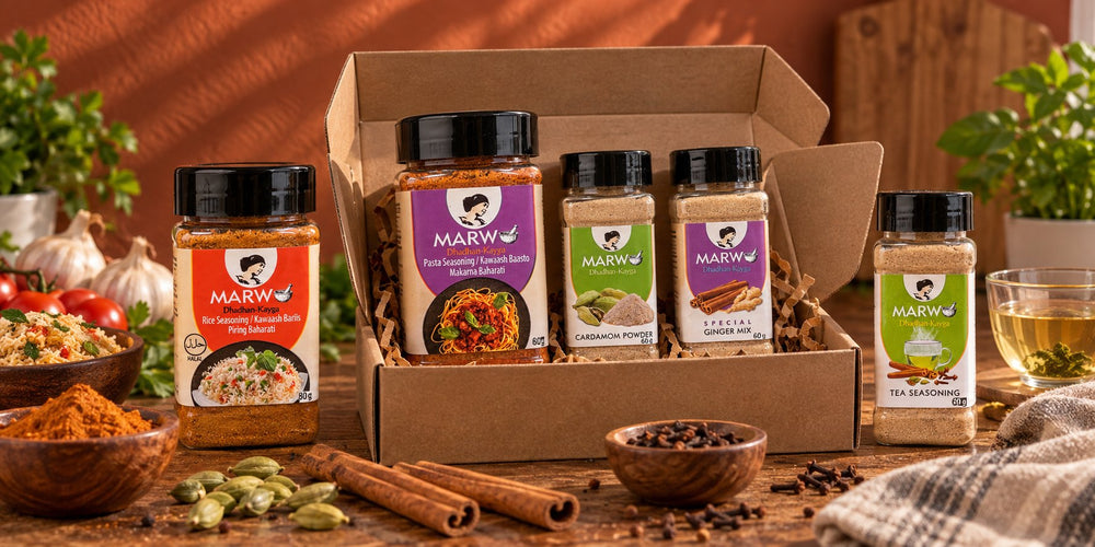 Marwo krydderier i en åben kasse – Rice Seasoning, Pasta Seasoning, Cardamom Powder, Special Ginger Mix og Tea Seasoning